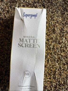 Supergoop! White and Yellow Matte Mineral Screen SPF 30 
Exp: 11/26
